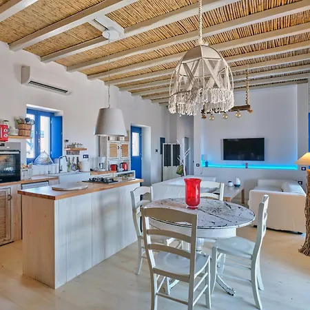 2 Bed - Sleeps 6 - Pets - Pool - Parking Villa