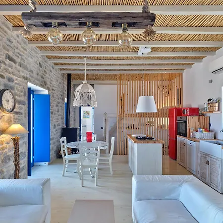 Villa 2 Bed - Sleeps 6 - Pets - Pool - Parking Páros